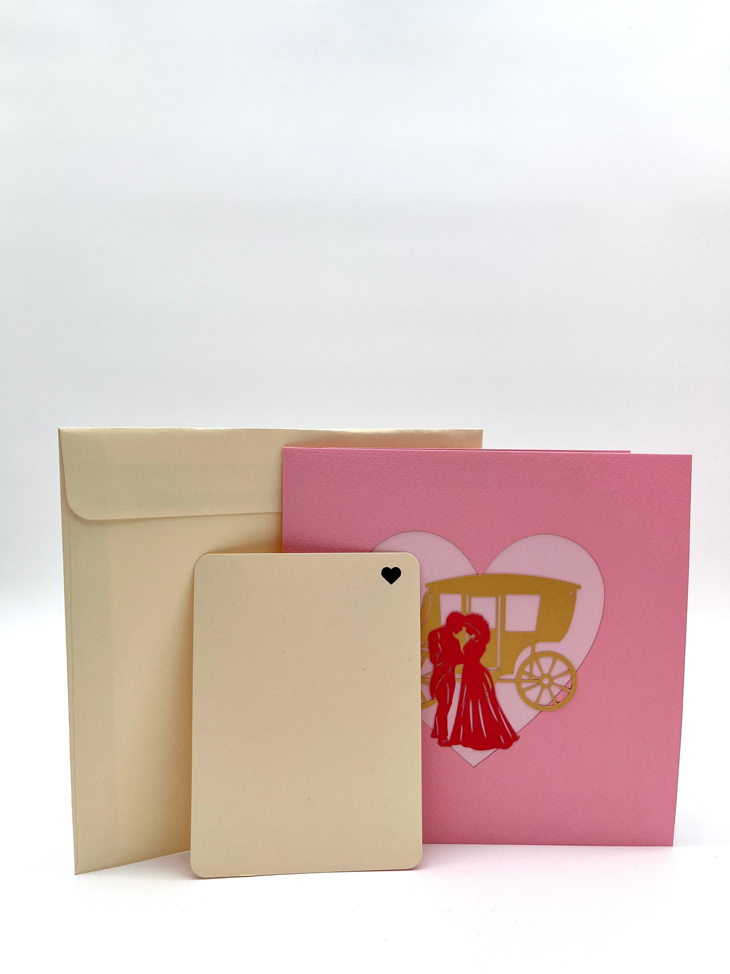 Kutsche mit Liebesbaum und Paar