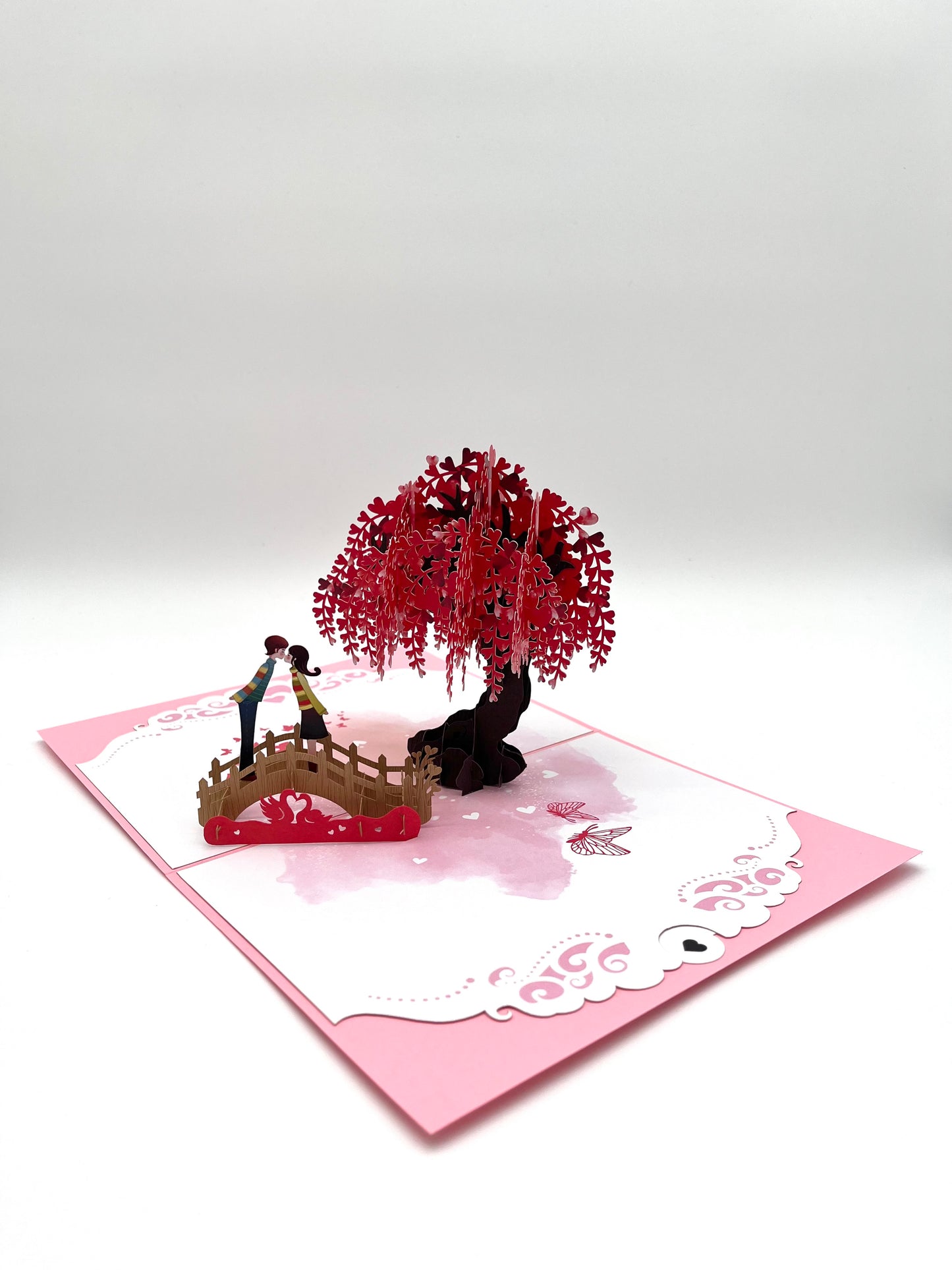 Küssendes Paar auf einer Brücke mit Herzblüten 3D Pop-Up