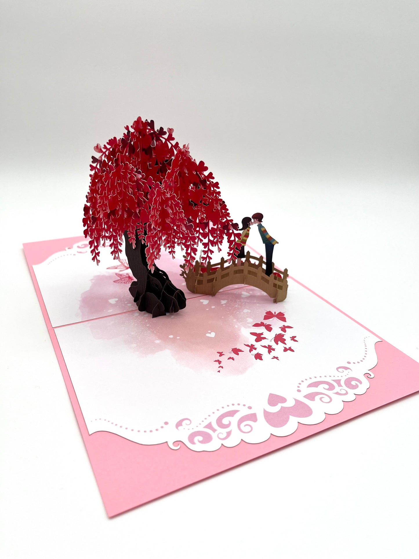 Küssendes Paar auf einer Brücke mit Herzblüten 3D Pop-Up