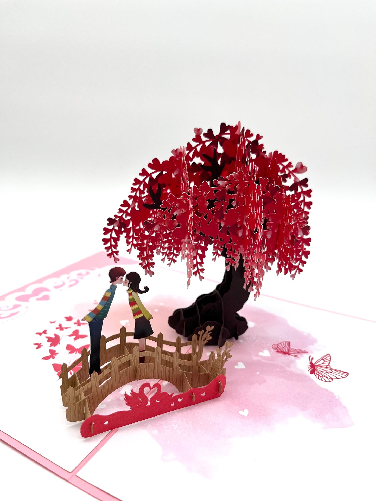 Küssendes Paar auf einer Brücke mit Herzblüten 3D Pop-Up