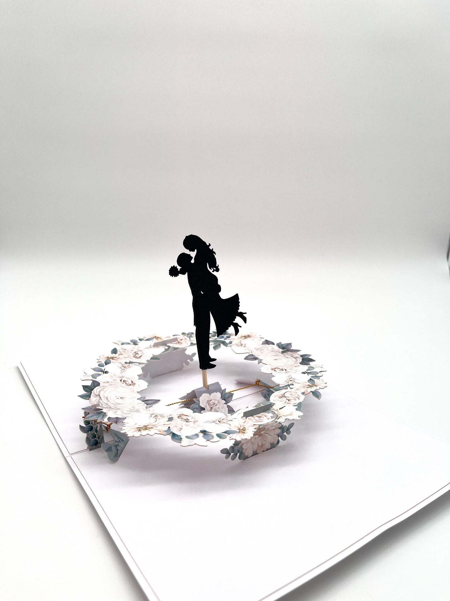 Tanzendes Paar im Blumenkranz 360° Rotationseffekt 3D Pop-Up