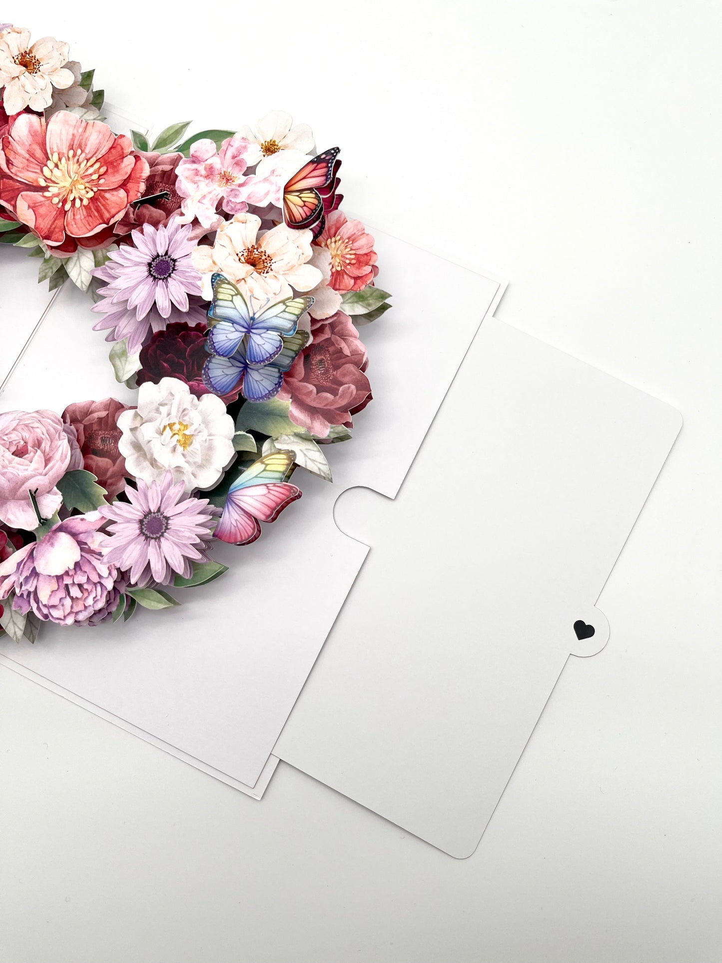 Herzförmiger Blumenkranz mit Schmetterlingen 3D Pop-Up